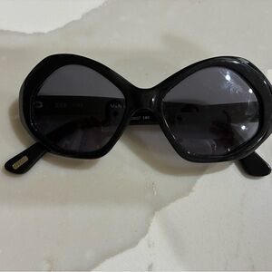 Elegant Black Sunglasses